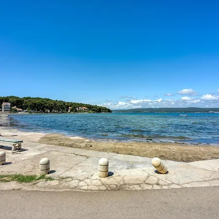 Seaview In - Happy